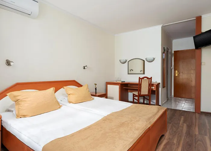 зефир Хотел 3*