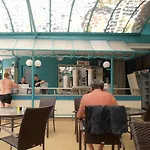 зефир Хотел